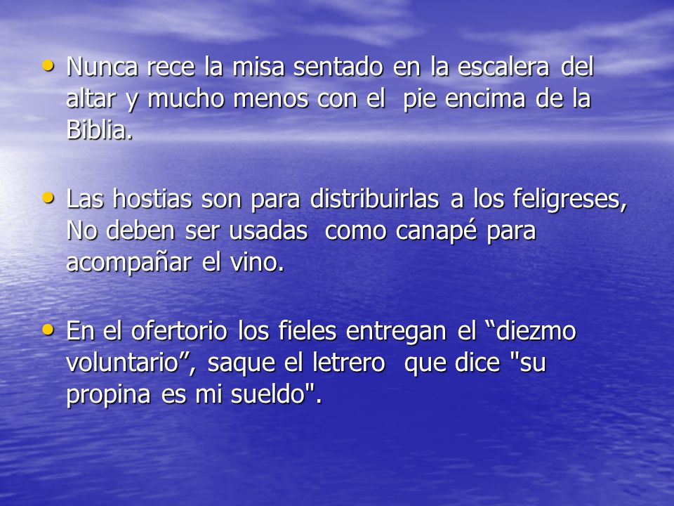 Nunca rece la misa sentado en la escalera del altar y mucho menos con el pie encima de la Biblia.