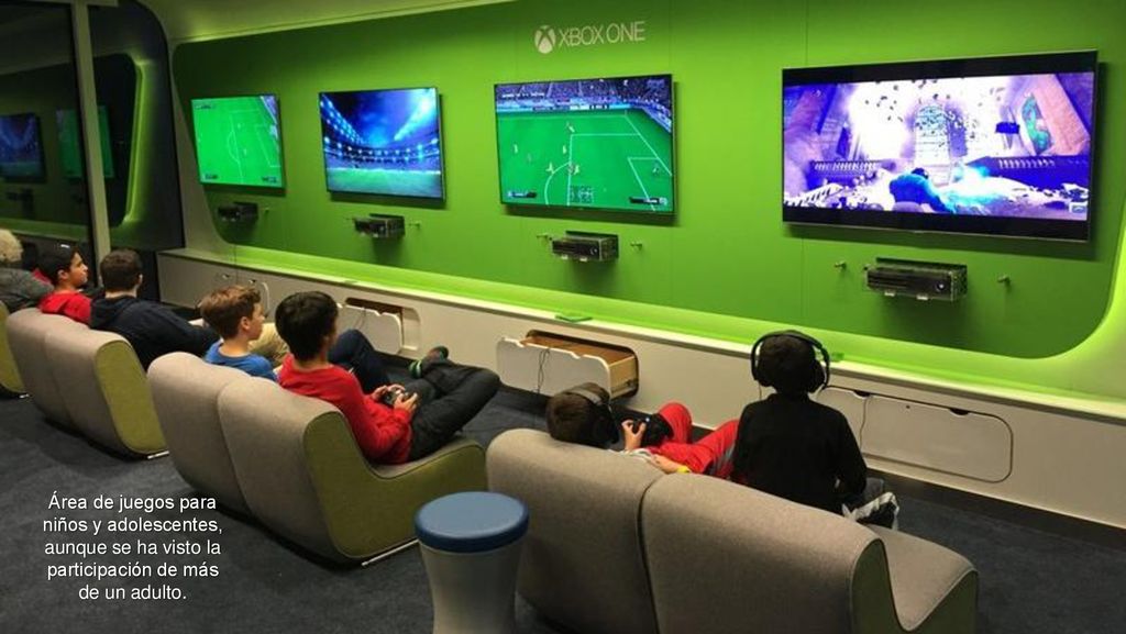 Área de juegos para niños y adolescentes, aunque se ha visto la participación de más de un adulto.