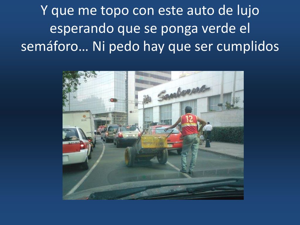 Y que me topo con este auto de lujo esperando que se ponga verde el semáforo… Ni pedo hay que ser cumplidos