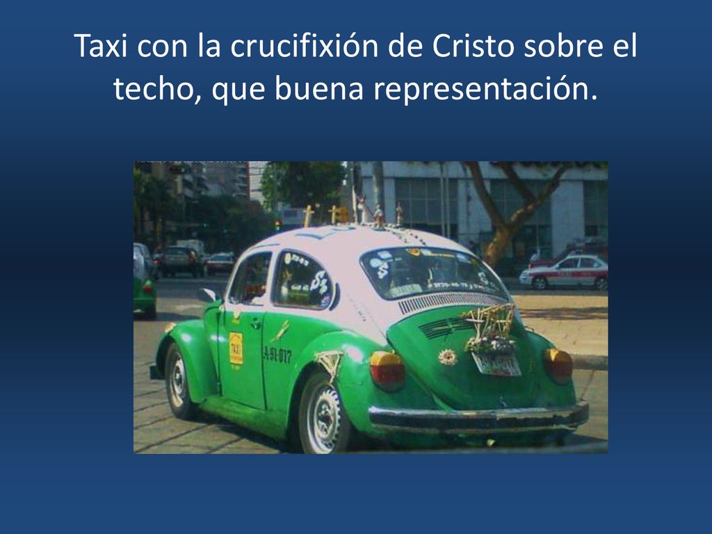 Taxi con la crucifixión de Cristo sobre el techo, que buena representación.