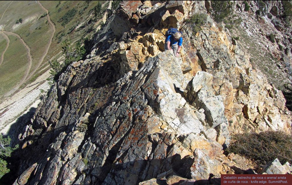Caballón estrecho de roca o arena/ arista de cuña de roca.- knife edge. SummitPost.