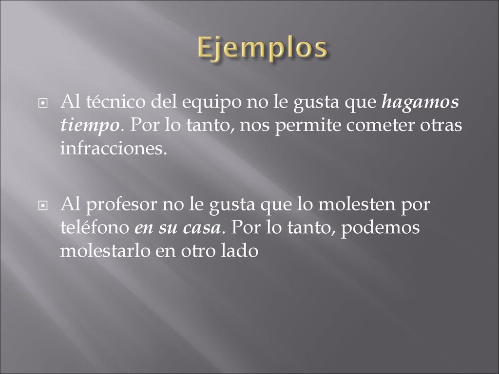 Ejemplos Al técnico del equipo no le gusta que hagamos tiempo. Por lo tanto, nos permite cometer otras infracciones.