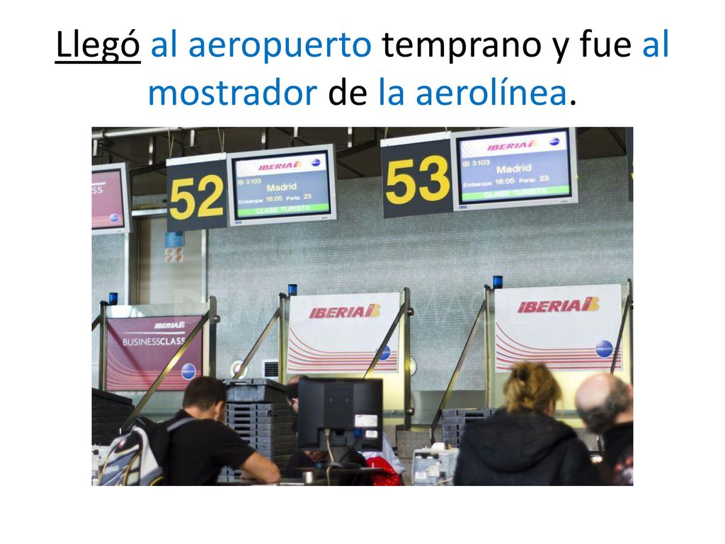 Llegó al aeropuerto temprano y fue al mostrador de la aerolínea.