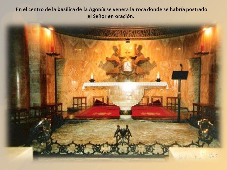 En el centro de la basílica de la Agonía se venera la roca donde se habría postrado el Señor en oración.
