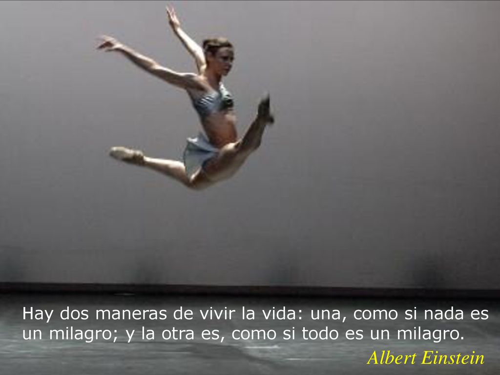 Hay dos maneras de vivir la vida: una, como si nada es un milagro; y la otra es, como si todo es un milagro.