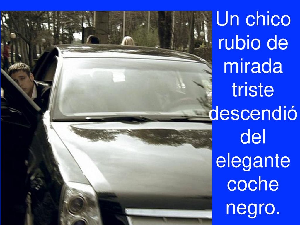 Un chico rubio de mirada triste descendió del elegante coche negro.