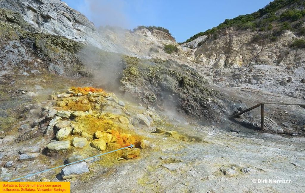 Solfatara; tipo de fumarola con gases sulfurados. Solfatara