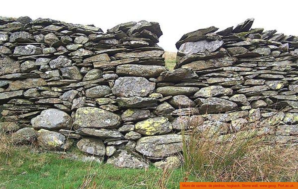 Muro de cantos- de piedras, hogback. Stone wall.   Port.ac.uk.