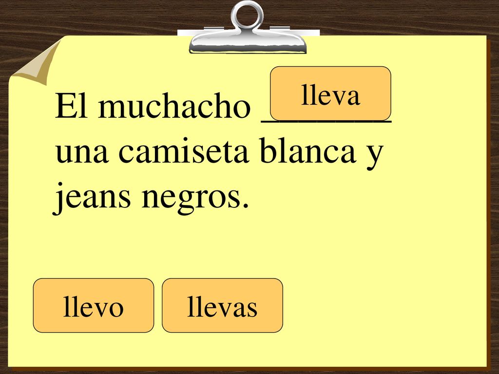 El muchacho _______ una camiseta blanca y jeans negros.