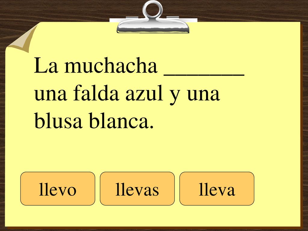 La muchacha _______ una falda azul y una blusa blanca.