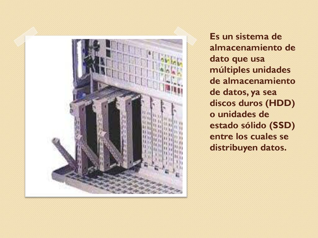 Es un sistema de almacenamiento de dato que usa múltiples unidades de almacenamiento de datos, ya sea discos duros (HDD) o unidades de estado sólido (SSD) entre los cuales se distribuyen datos.