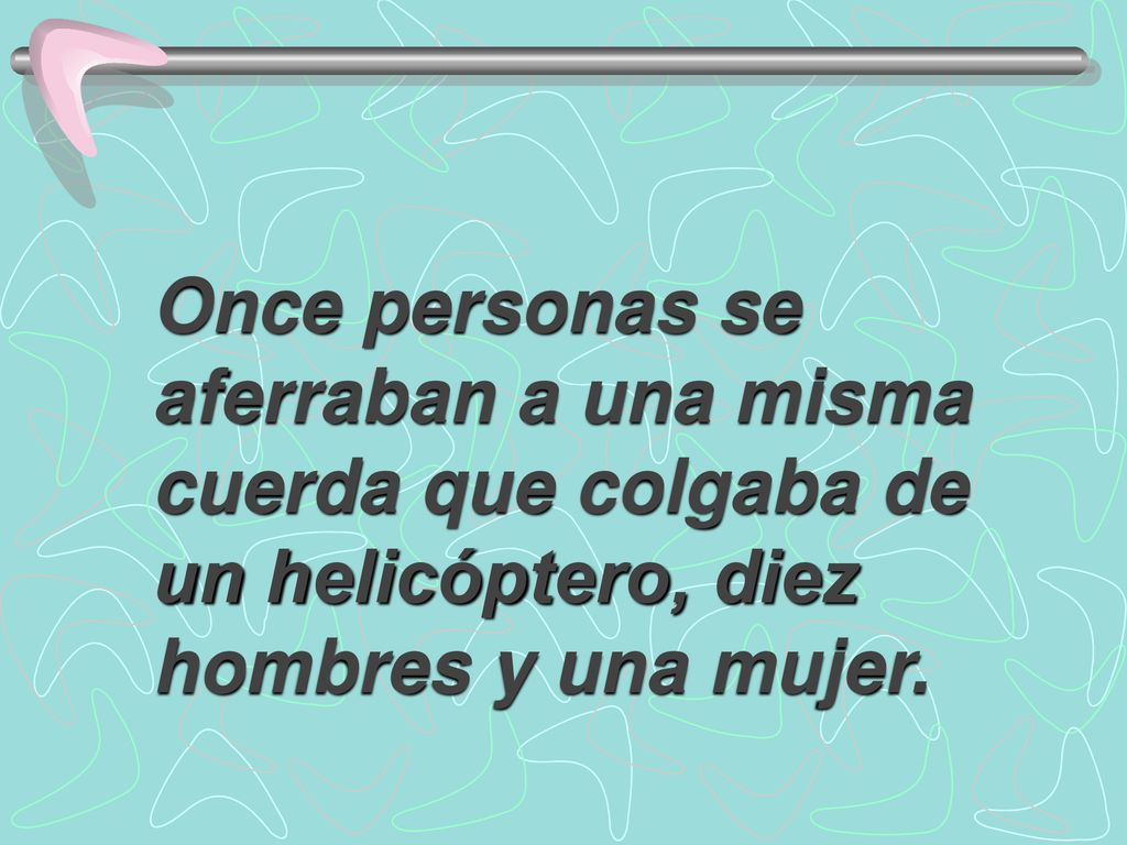 Once personas se aferraban a una misma cuerda que colgaba de un helicóptero, diez hombres y una mujer.