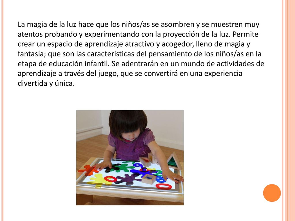 La magia de la luz hace que los niños/as se asombren y se muestren muy atentos probando y experimentando con la proyección de la luz.