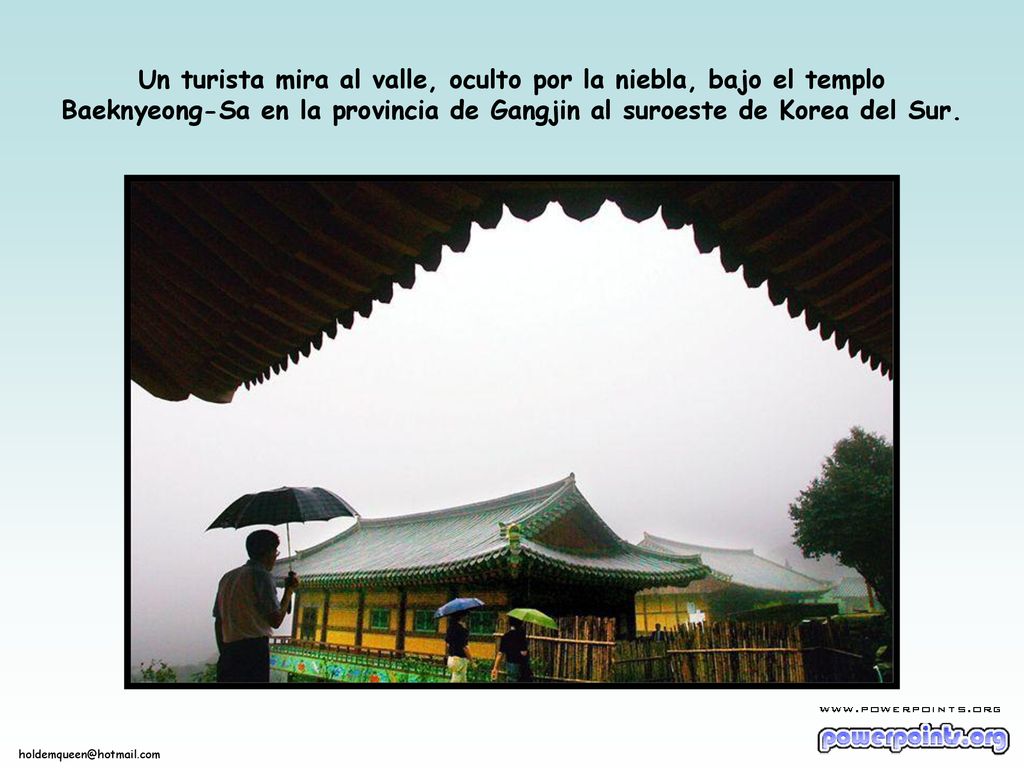 Un turista mira al valle, oculto por la niebla, bajo el templo Baeknyeong-Sa en la provincia de Gangjin al suroeste de Korea del Sur.