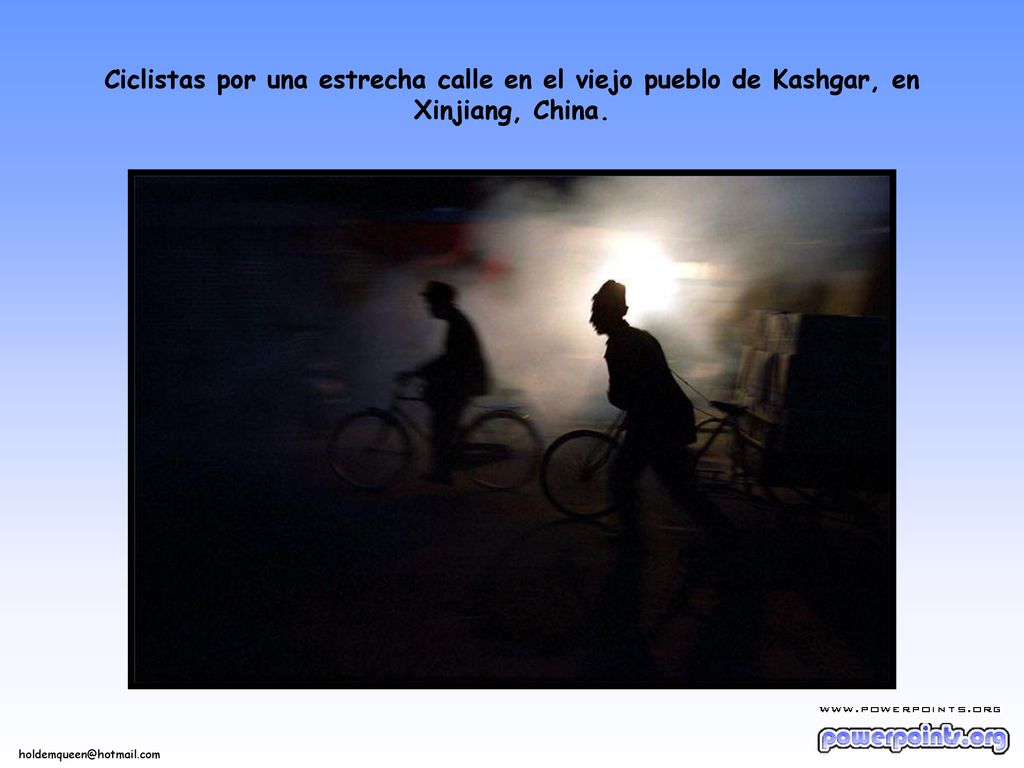 Ciclistas por una estrecha calle en el viejo pueblo de Kashgar, en Xinjiang, China.