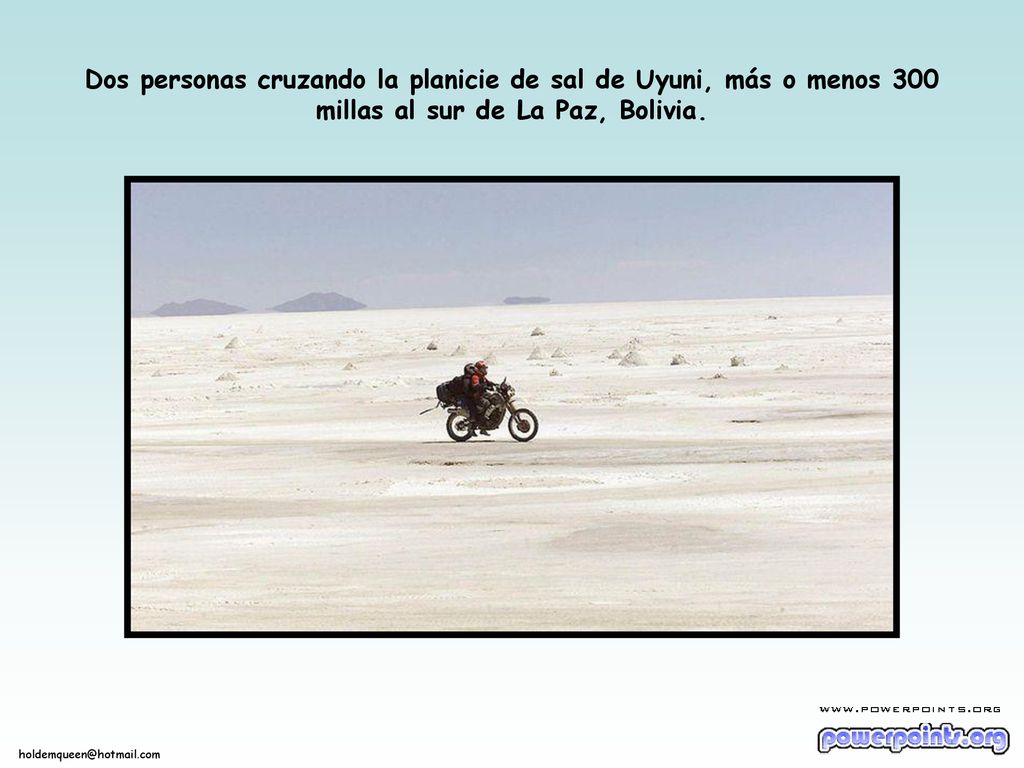 Dos personas cruzando la planicie de sal de Uyuni, más o menos 300 millas al sur de La Paz, Bolivia.