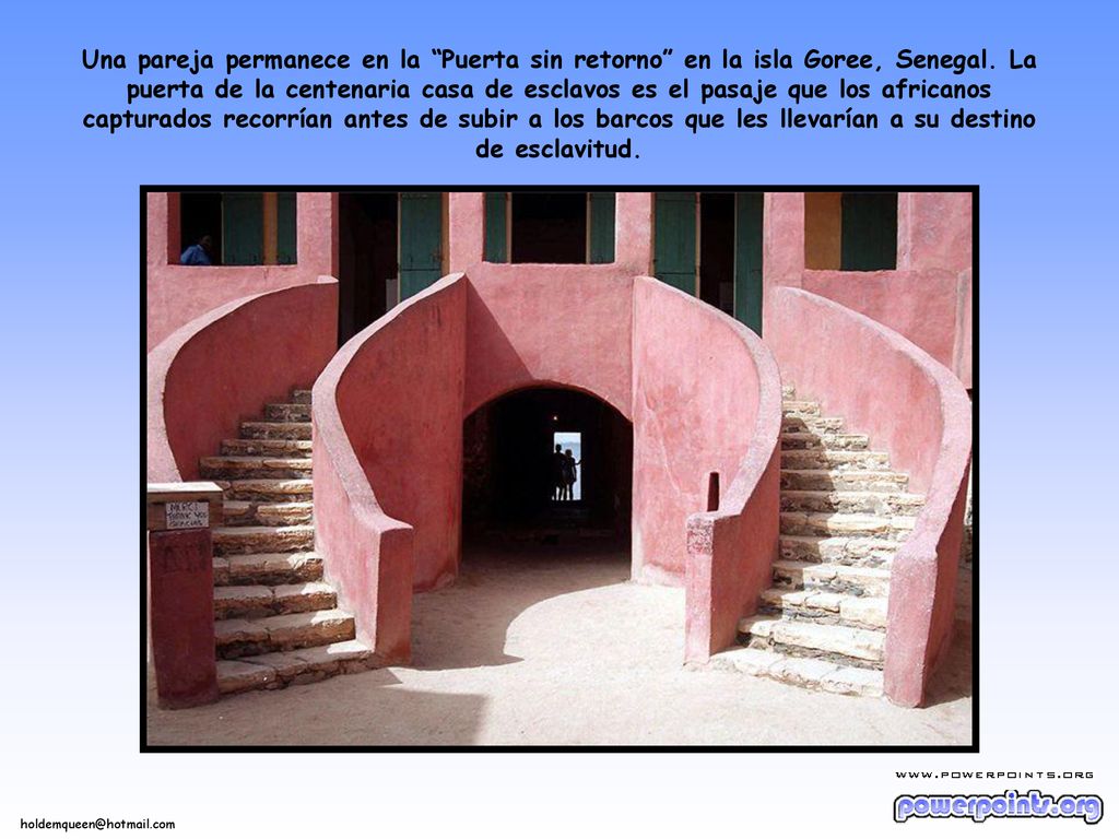 Una pareja permanece en la Puerta sin retorno en la isla Goree, Senegal.