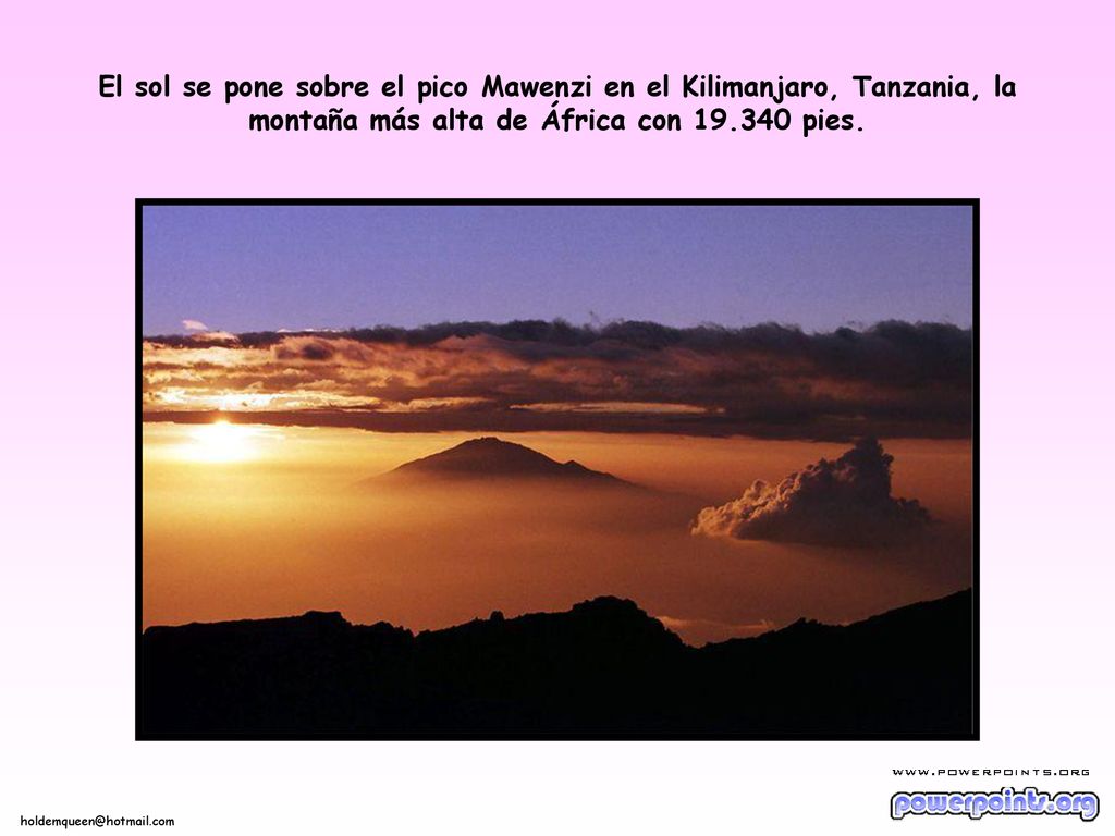 El sol se pone sobre el pico Mawenzi en el Kilimanjaro, Tanzania, la montaña más alta de África con pies.