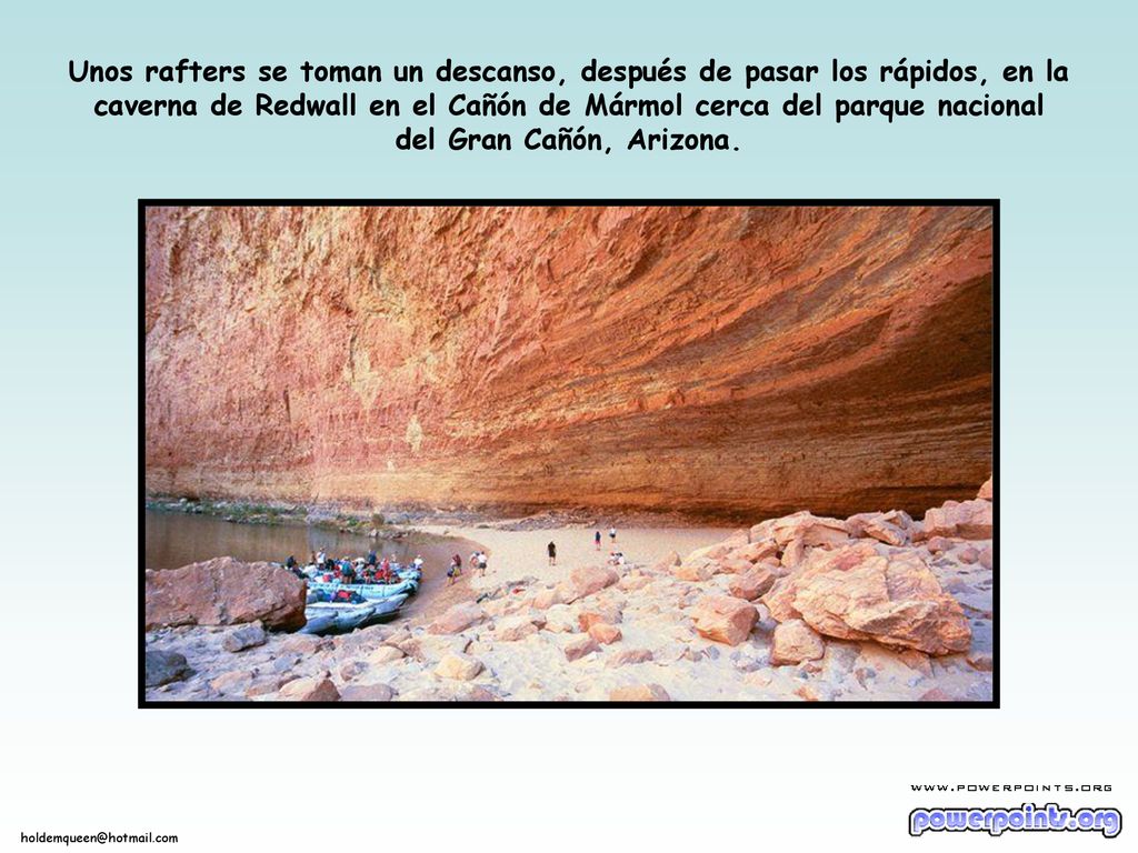 Unos rafters se toman un descanso, después de pasar los rápidos, en la caverna de Redwall en el Cañón de Mármol cerca del parque nacional del Gran Cañón, Arizona.