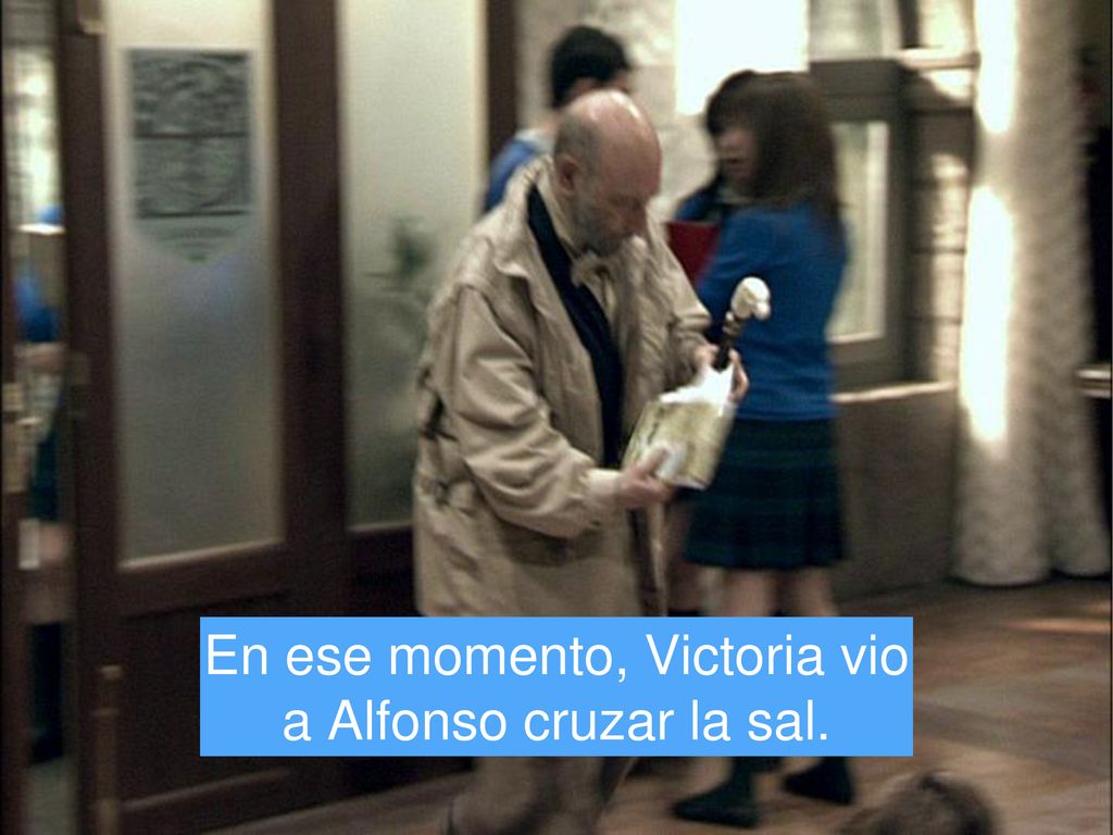 En ese momento, Victoria vio a Alfonso cruzar la sal.
