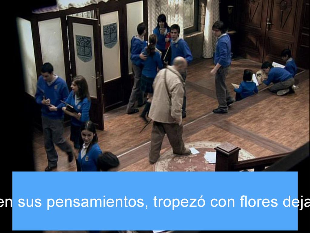 El viejo profesor estaba tan absorto en sus pensamientos, tropezó con flores dejando caer su mapa y su anillo de oro.