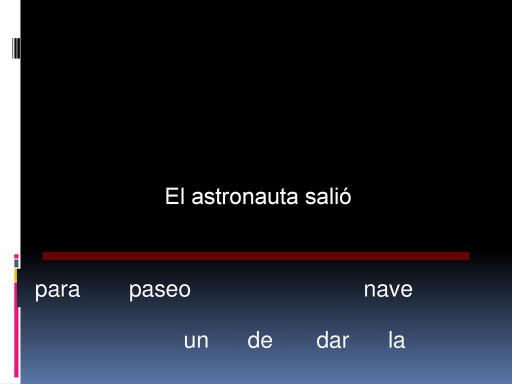 El astronauta salió para paseo nave un de dar la