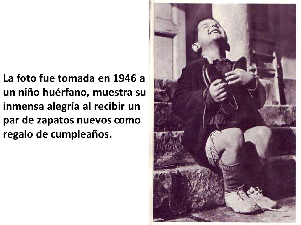 La foto fue tomada en 1946 a un niño huérfano, muestra su inmensa alegría al recibir un par de zapatos nuevos como regalo de cumpleaños.