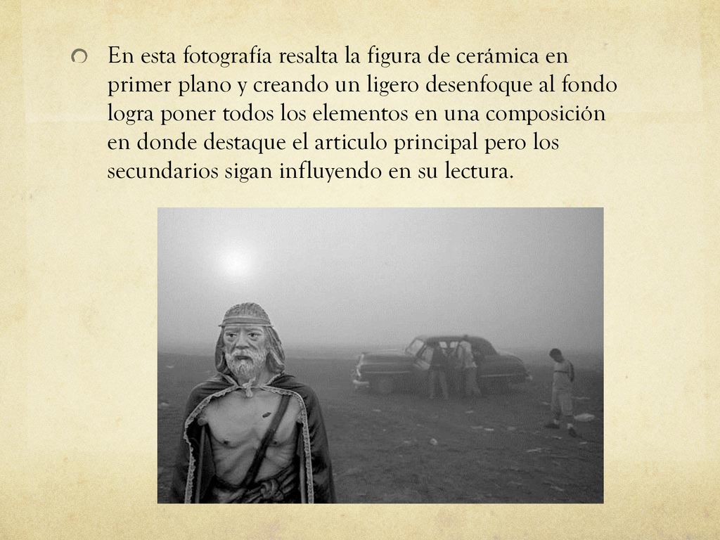 En esta fotografía resalta la figura de cerámica en primer plano y creando un ligero desenfoque al fondo logra poner todos los elementos en una composición en donde destaque el articulo principal pero los secundarios sigan influyendo en su lectura.