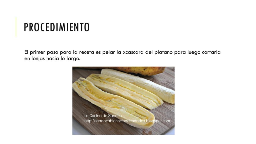 Procedimiento El primer paso para la receta es pelar la xcascara del platano para luego cortarla en lonjas hacia lo largo.