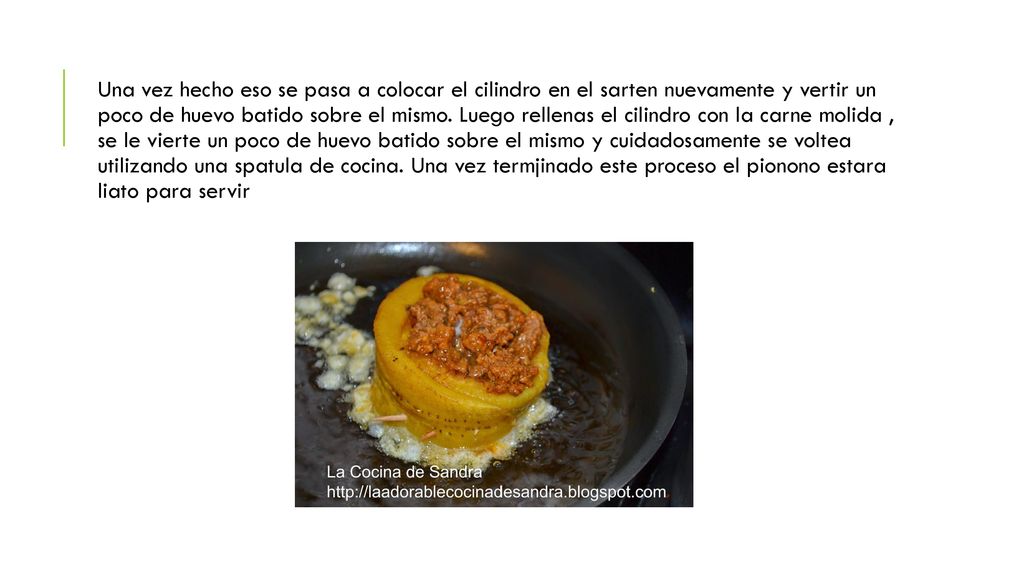 Una vez hecho eso se pasa a colocar el cilindro en el sarten nuevamente y vertir un poco de huevo batido sobre el mismo.