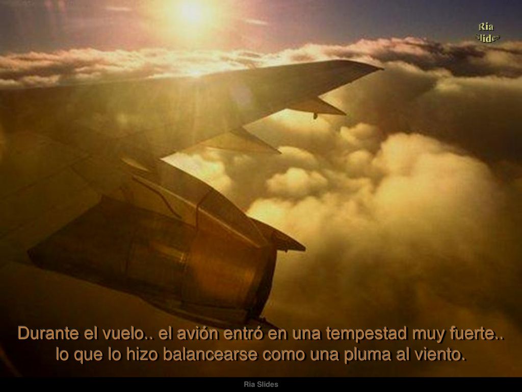 Durante el vuelo. el avión entró en una tempestad muy fuerte