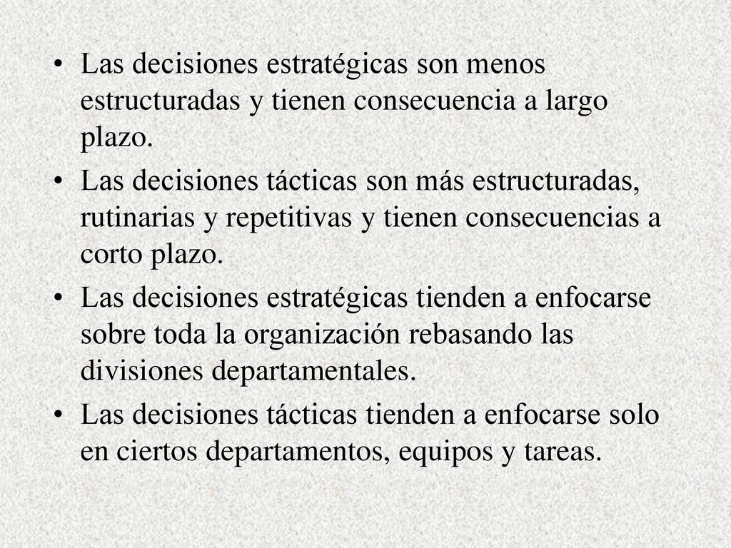 Las decisiones estratégicas son menos estructuradas y tienen consecuencia a largo plazo.