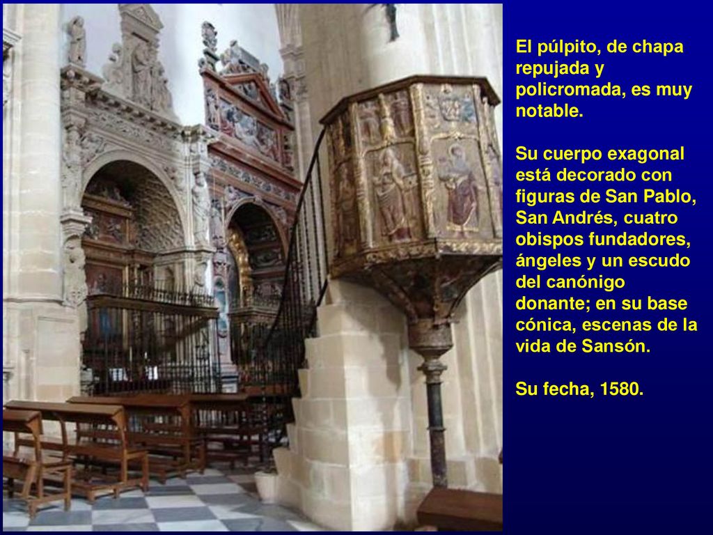 El púlpito, de chapa repujada y policromada, es muy notable.