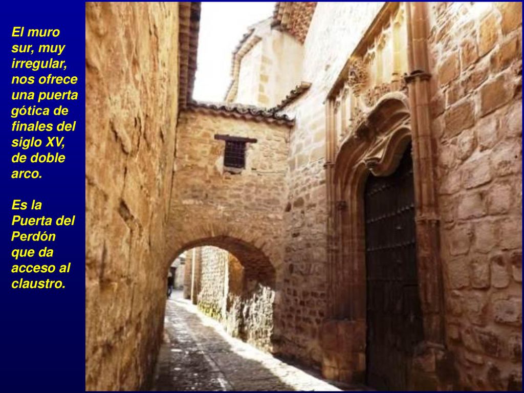 El muro sur, muy irregular, nos ofrece una puerta gótica de finales del siglo XV, de doble arco.
