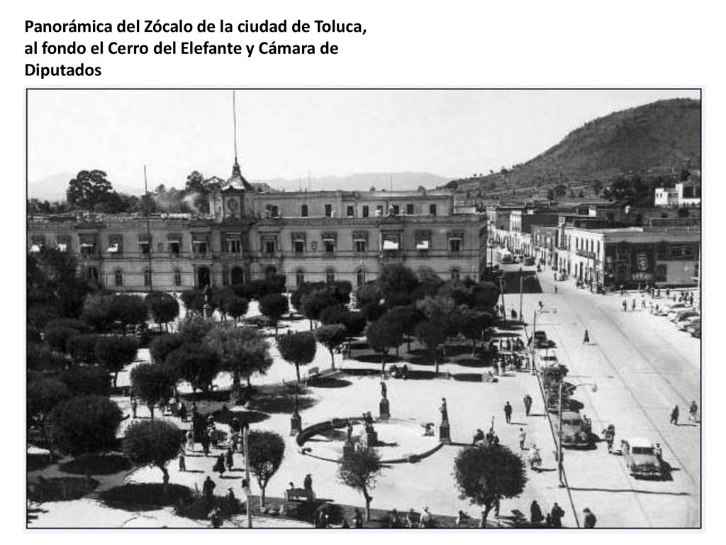 Panorámica del Zócalo de la ciudad de Toluca, al fondo el Cerro del Elefante y Cámara de Diputados