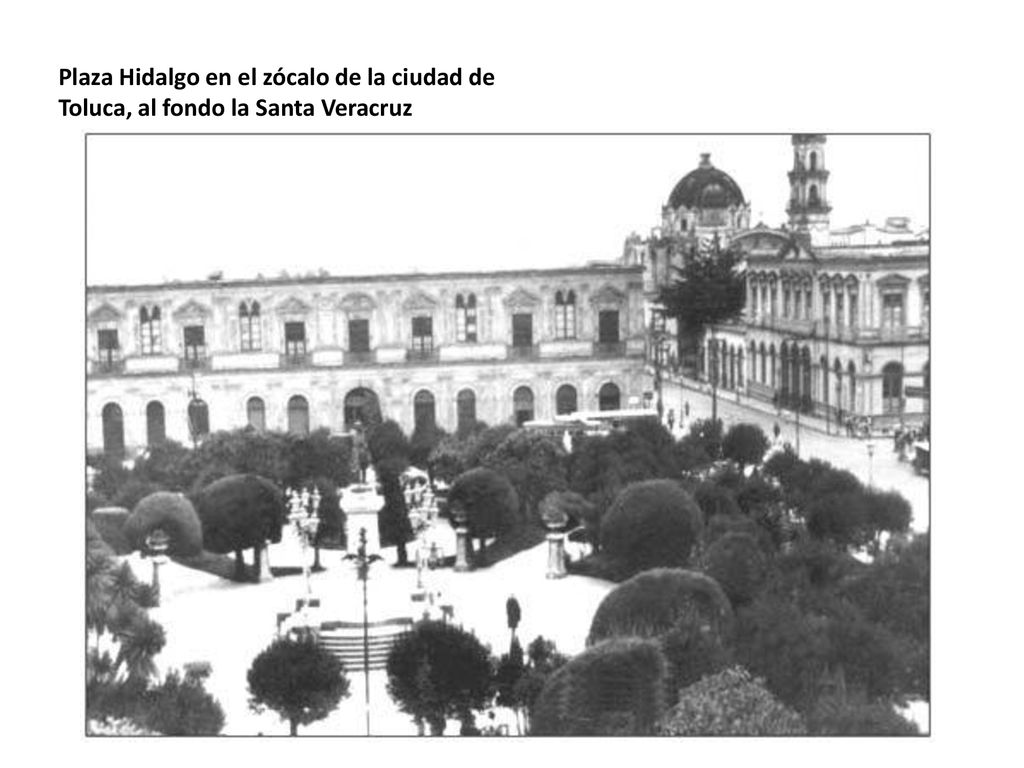 Plaza Hidalgo en el zócalo de la ciudad de Toluca, al fondo la Santa Veracruz