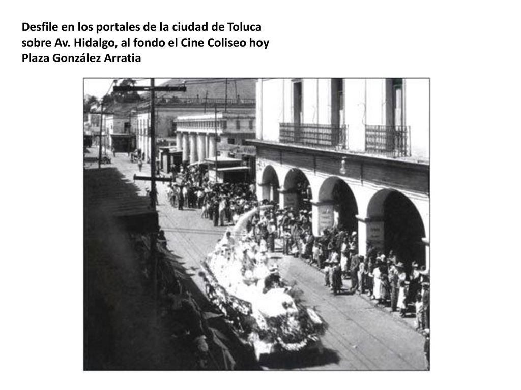 Desfile en los portales de la ciudad de Toluca sobre Av