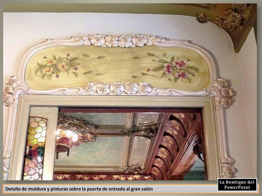 Detalle de moldura y pinturas sobre la puerta de entrada al gran salón