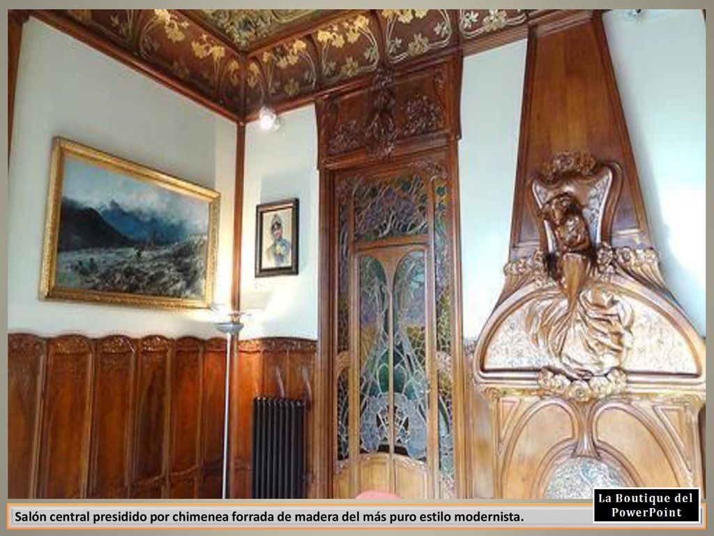 Salón central presidido por chimenea forrada de madera del más puro estilo modernista.