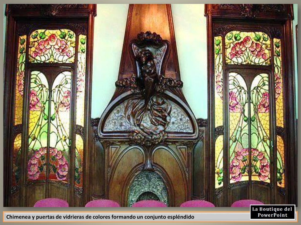 Chimenea y puertas de vidrieras de colores formando un conjunto espléndido
