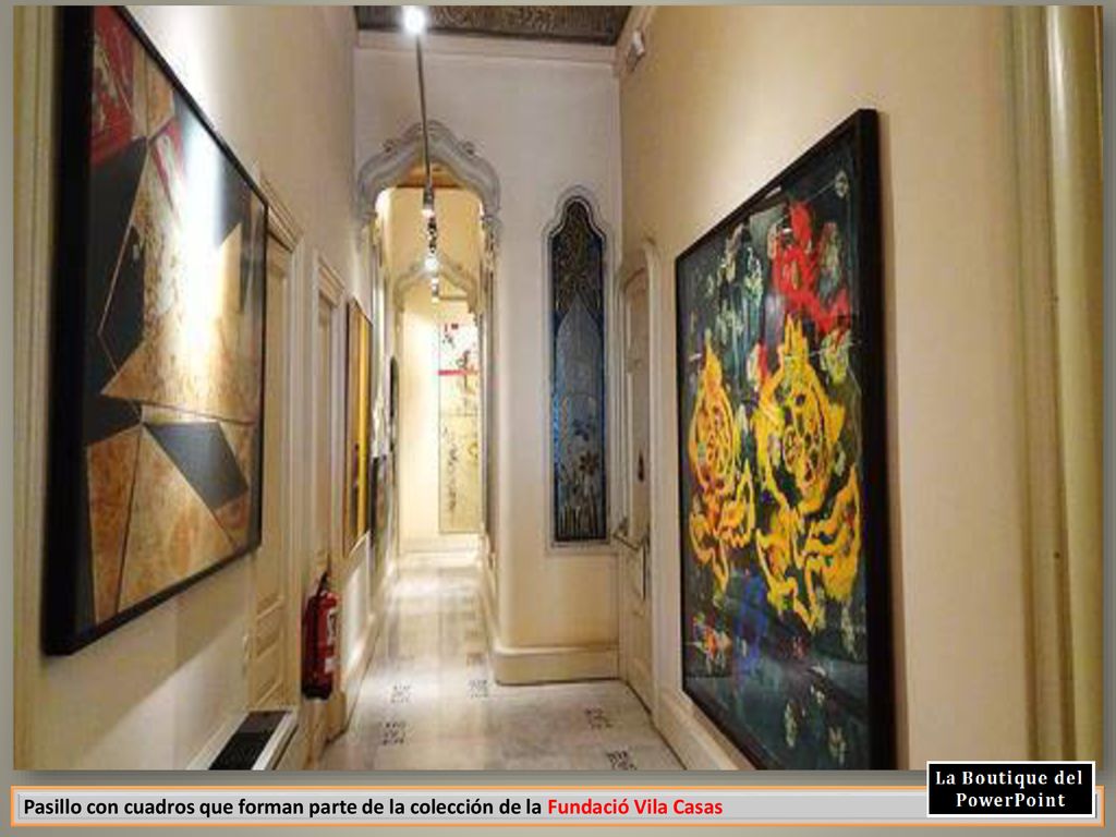 Pasillo con cuadros que forman parte de la colección de la Fundació Vila Casas