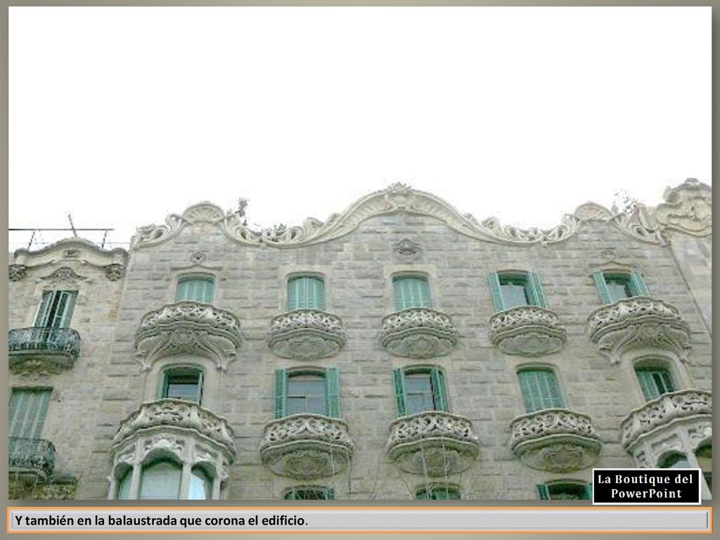 Y también en la balaustrada que corona el edificio.