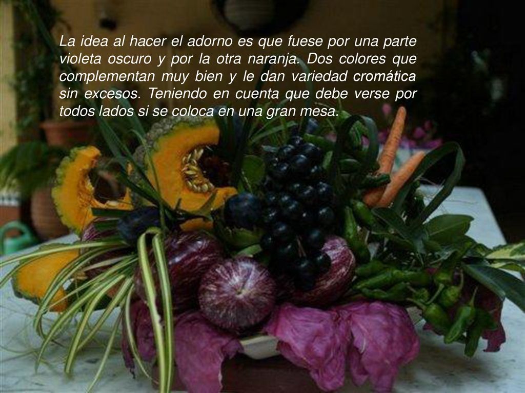 La idea al hacer el adorno es que fuese por una parte violeta oscuro y por la otra naranja.