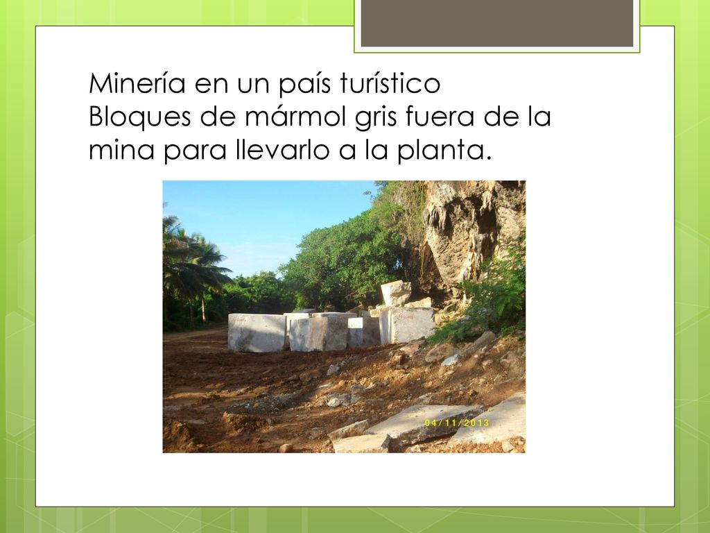 Minería en un país turístico Bloques de mármol gris fuera de la mina para llevarlo a la planta.