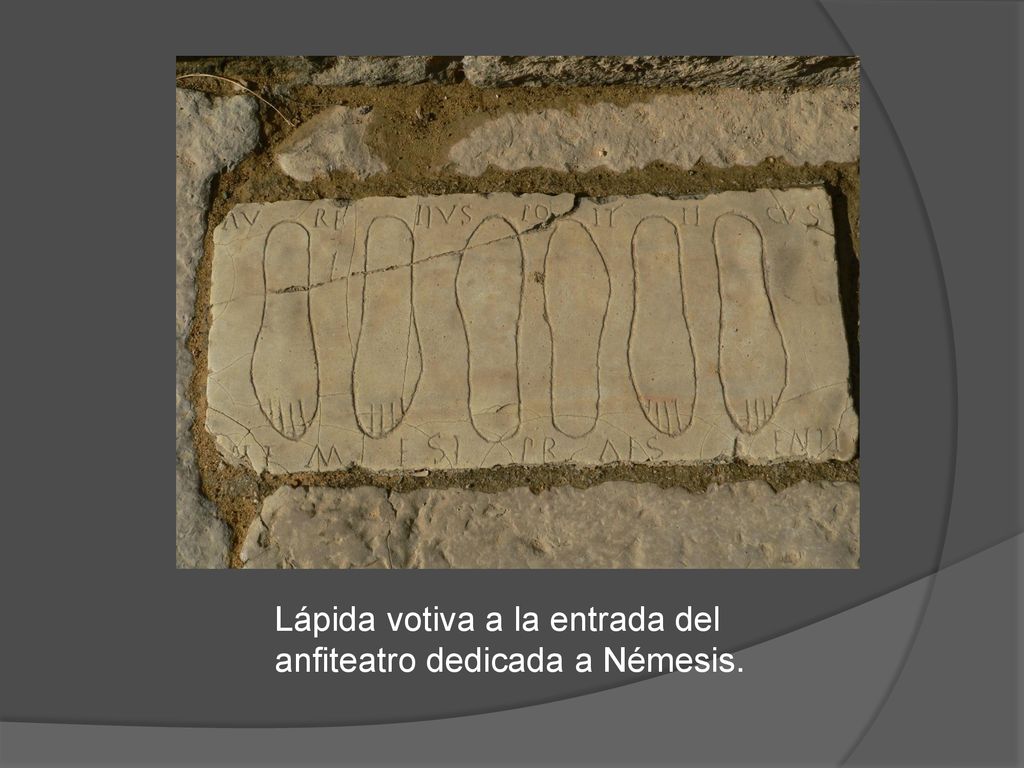 Lápida votiva a la entrada del anfiteatro dedicada a Némesis.