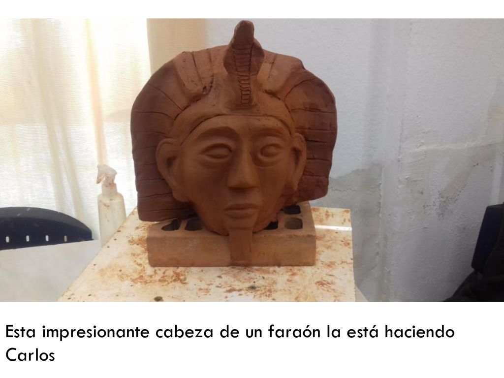 Esta impresionante cabeza de un faraón la está haciendo Carlos