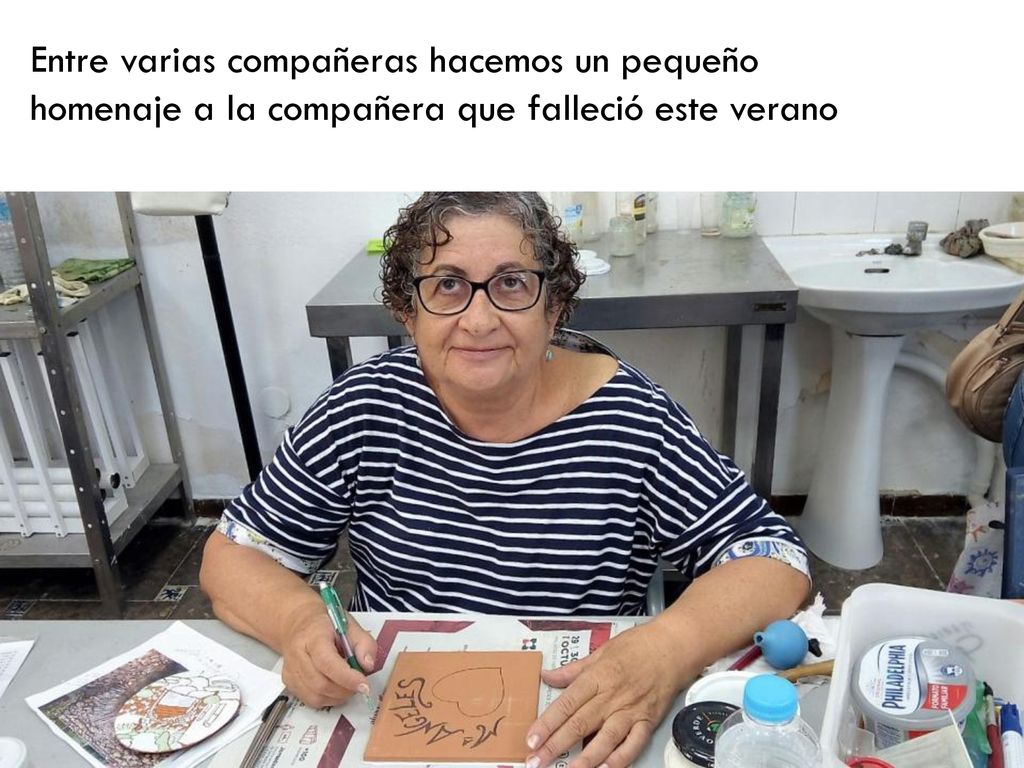 Entre varias compañeras hacemos un pequeño homenaje a la compañera que falleció este verano