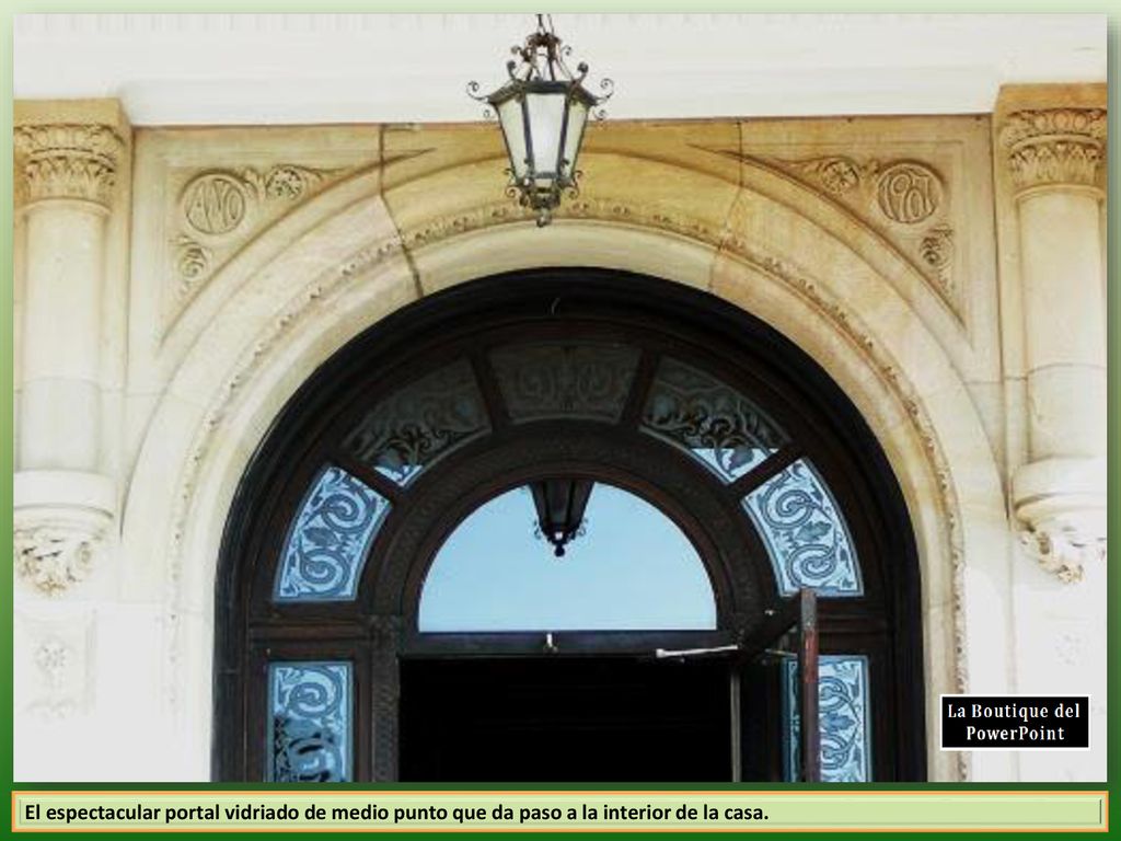 El espectacular portal vidriado de medio punto que da paso a la interior de la casa.