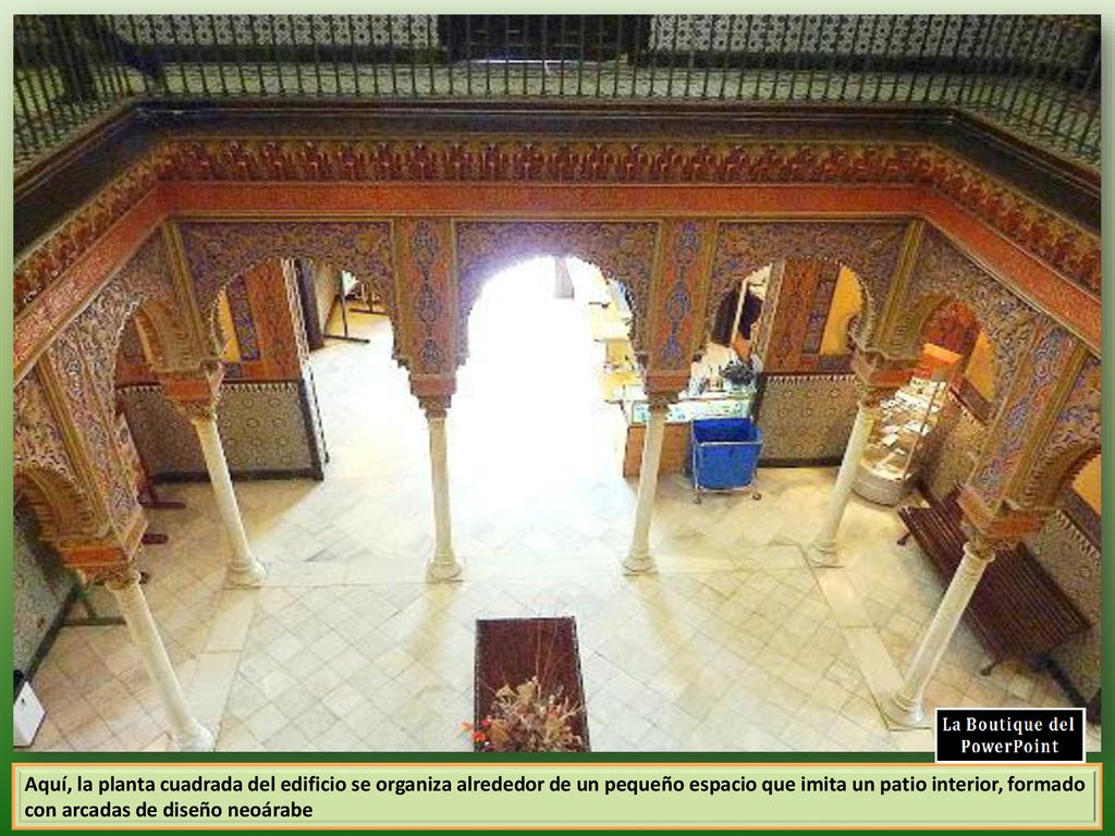 Aquí, la planta cuadrada del edificio se organiza alrededor de un pequeño espacio que imita un patio interior, formado con arcadas de diseño neoárabe