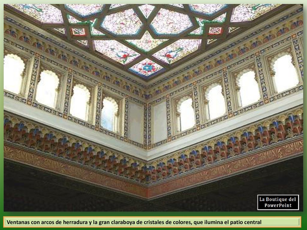 Ventanas con arcos de herradura y la gran claraboya de cristales de colores, que ilumina el patio central